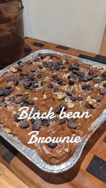 These black bean brownies are so decadent and so rich! 🍫

Topped with a sweet potato chocolate ganache frosting! 🍠

🌿 125 calories per square (makes about 12)

🌿 5g protein, 4g fiber & zero cholesterol

🌿 Naturally oil-free, dairy-free, gluten-free

💬 Your Turn 👉 Comment if you'd like the recipe and tell me: Would your guests eat it if they knew it had beans and sweet potatoes in it? 

Also, if you like the apron, my friend Brenda makes them. You can order here 👇https://share.google/BgI0k2kLcL5K8PyGW
.
.
.
.

#PlantBasedSoutherner #StaySunny #OilFreeDessert #VeganBrownies #BlackBeanBrownies #PlantBasedRecipes #WholeFoodPlantBased #SouthernVegan #DairyFreeDessert #HealthyTreats