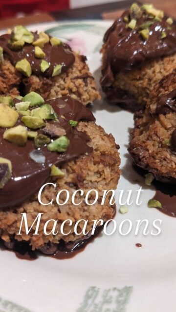 🤍 EGG-FREE Coconut Macaroons 🤍

These don't fall apart.

But they did in testing. 

Flavor was there… structure was not.

Traditional macaroons rely on eggs or condensed milk, so this oil-free, plant-based version needed a better binder.

Enter almond butter — the fix that gave these chewy centers, crisp edges, and macaroons that actually hold together.

 Sometimes the best recipes come from the save. ✨

👉 Comment MACAROON for the recipe
👉 Save for holiday baking

Make it cozy. Make it plant-based. 🌱

#plantbaseddessert #vegancookies #holidaybaking #coconutmacaroons #plantbasedsoutherner #holidaydesserts #vegandessert #plantbasedfood